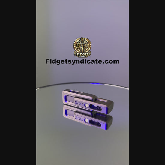 360-degree video demonstrating the smooth expansion and collapse of the xLock Tower Fidget's layers.​